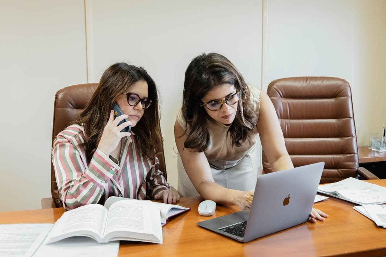 As duas sócias do escritório durante o trabalho num caso, na mesa de reuniões